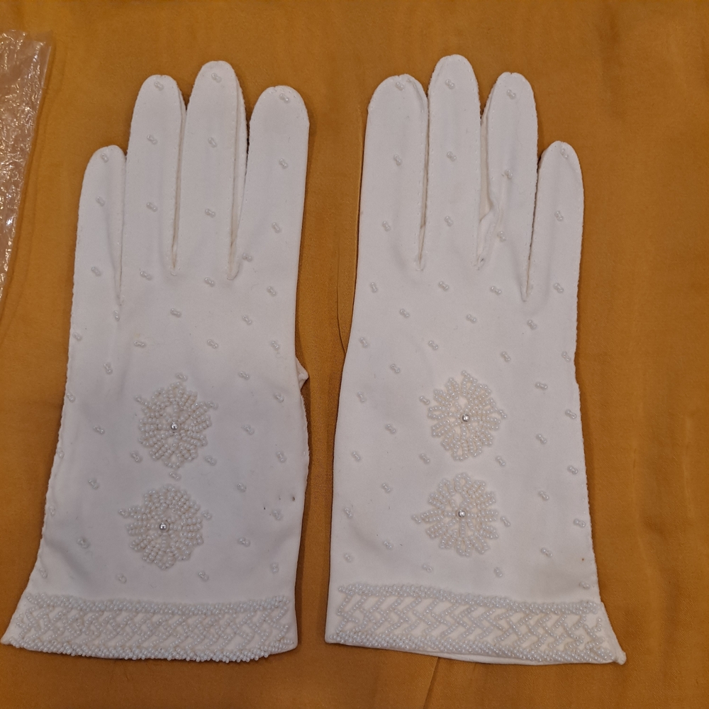 Elsie Tu Chic White Pearl Beaded Vintage Women's Gloves
